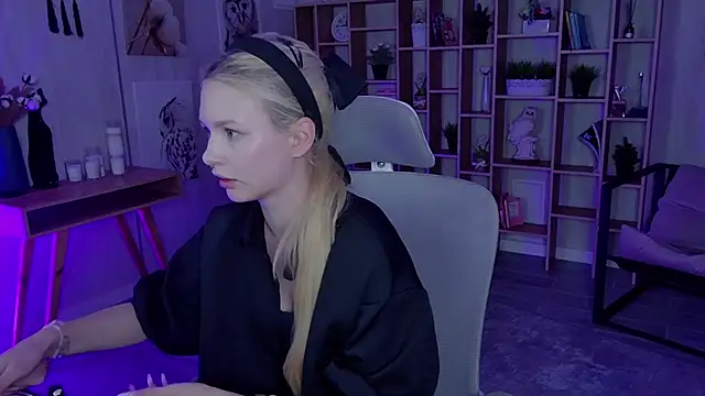 AvaDaviis online show from September 19, 2025, 10:52 am