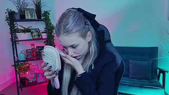 AvaDaviis online show from September 28, 2025, 2:13 pm