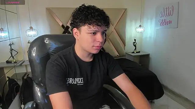 BenjaminBottonn online show from October 11, 2025, 7:48 pm