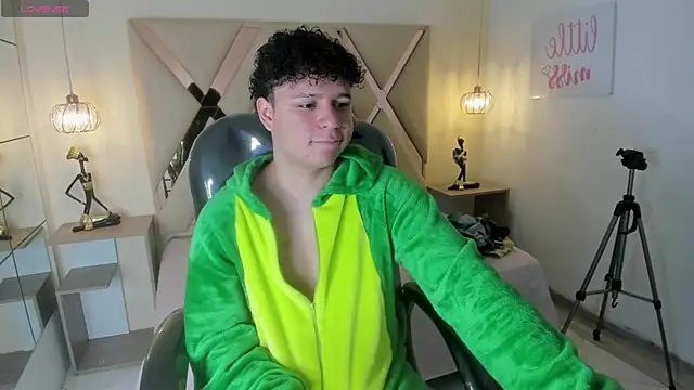 BenjaminBottonn online show from October 4, 2025, 8:10 pm