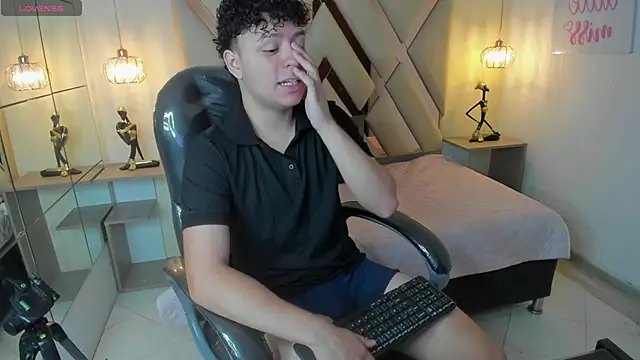 BenjaminBottonn online show from September 25, 2025, 7:42 pm