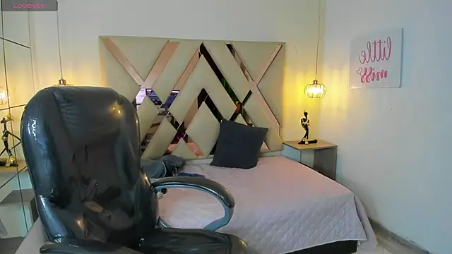 BenjaminBottonn online show from September 28, 2025, 7:43 pm