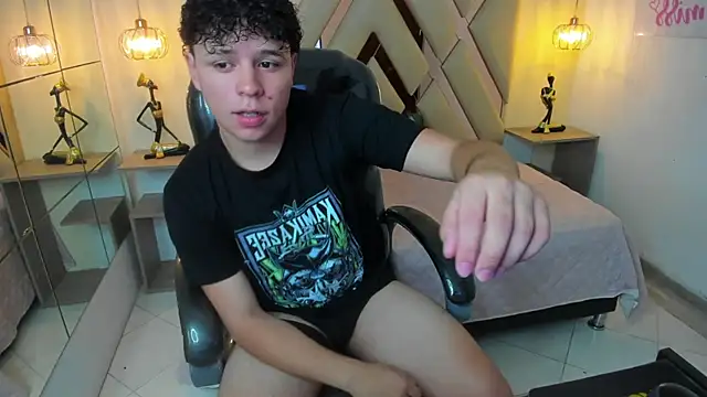 BenjaminBottonn online show from October 2, 2025, 7:28 pm