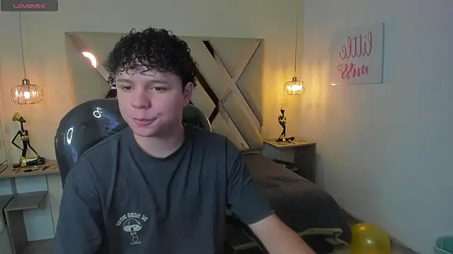 BenjaminBottonn online show from October 26, 2025, 7:47 pm