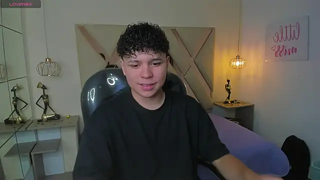 BenjaminBottonn online show from October 30, 2025, 7:55 pm