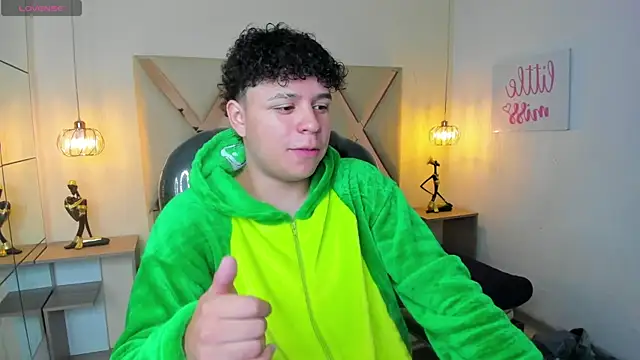 BenjaminBottonn online show from September 23, 2025, 7:43 pm