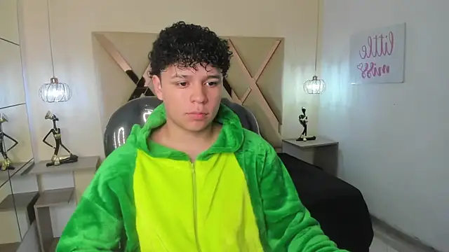 BenjaminBottonn online show from October 8, 2025, 7:58 pm