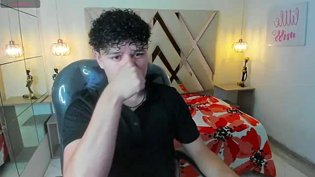 BenjaminBottonn online show from September 17, 2025, 7:38 pm