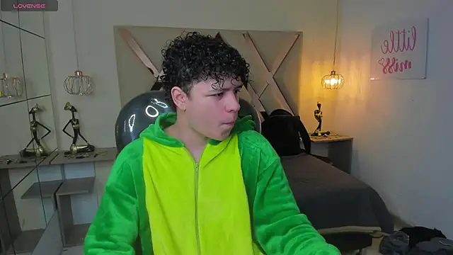 BenjaminBottonn online show from October 27, 2025, 7:48 pm