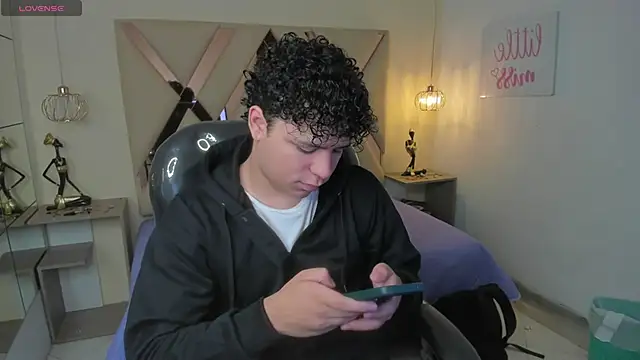 BenjaminBottonn online show from October 28, 2025, 8:08 pm