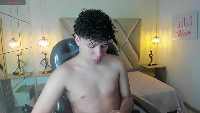 BenjaminBottonn online show from October 1, 2025, 8:02 pm