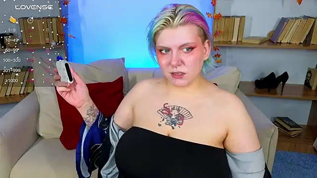 bluelunaray online show from October 11, 2025, 2:12 am