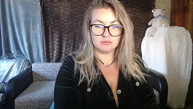 Snapshot of NikaSkylink chatting on October 8, 2025, 3:52 am NikaSkylink online show from October 8, 2025, 3:52 am