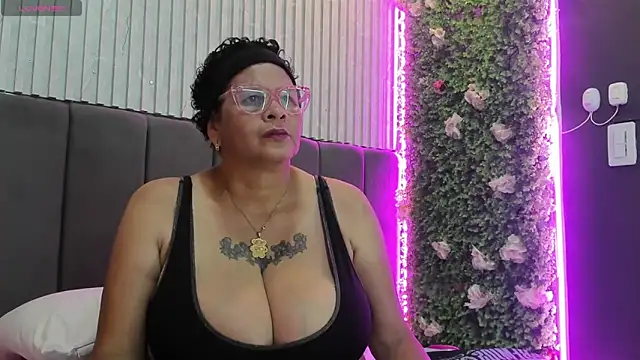 Snapshot of DinaDIRTY chatting on October 25, 2025, 8:53 pm DinaDIRTY online show from October 25, 2025, 8:53 pm