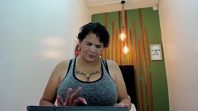 Snapshot of DinaDIRTY chatting on February 12, 2026, 11:48 pm DinaDIRTY online show from February 12, 2026, 11:48 pm