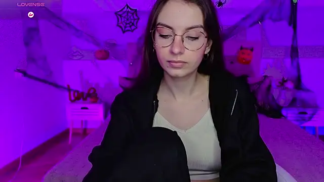 Snapshot of Real_cutie1 chatting on October 27, 2025, 8:32 pm Real cutie1 online show from October 27, 2025, 8:32 pm