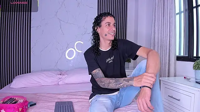 Snapshot of JackAndRosse_ chatting on February 18, 2026, 1:29 pm JackAndRosse online show from February 18, 2026, 1:29 pm