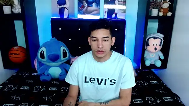 Snapshot of x_oliver_x chatting on October 4, 2025, 4:03 am x oliver x online show from October 4, 2025, 4:03 am