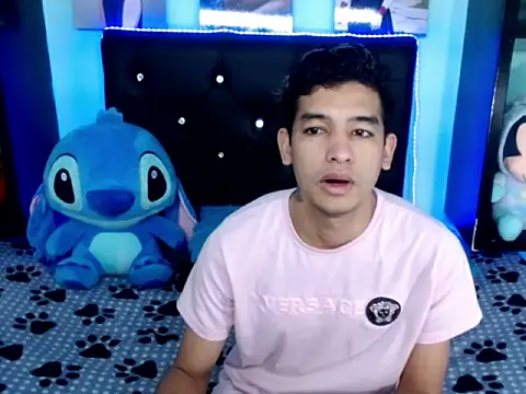 Snapshot of x_oliver_x chatting on September 17, 2025, 4:14 am x oliver x online show from September 17, 2025, 4:14 am