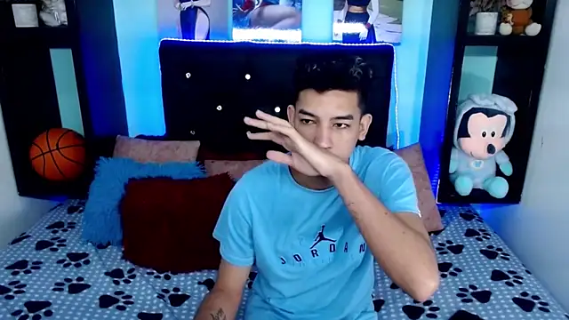 Snapshot of x_oliver_x chatting on September 27, 2025, 4:18 am x oliver x online show from September 27, 2025, 4:18 am