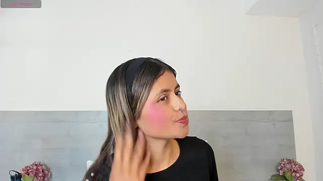 sunnyWhitee online show from April 15, 2026, 7:18 pm