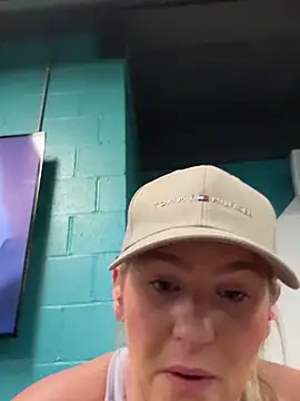 Snapshot of Charleigh_xx chatting on October 18, 2025, 6:43 pm Charleigh xx online show from October 18, 2025, 6:43 pm