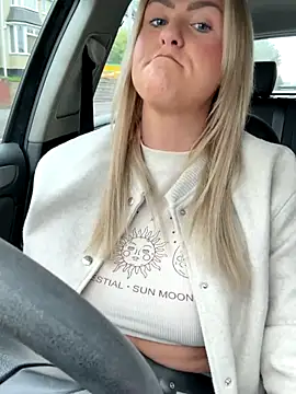 Snapshot of Charleigh_xx chatting on October 14, 2025, 3:01 pm Charleigh xx online show from October 14, 2025, 3:01 pm