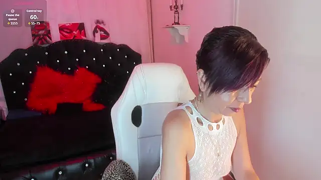 Snapshot of Trinityy__ chatting on October 7, 2025, 7:15 pm Trinityy online show from October 7, 2025, 7:15 pm