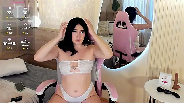 Snapshot of Skyyle_ chatting on October 7, 2025, 1:34 pm Skyyle  online show from October 7, 2025, 1:34 pm