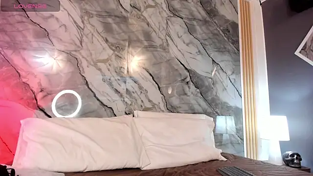 Astridhotman online show from October 16, 2025, 8:39 pm