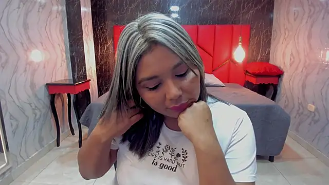 LatinaHoleQueen online show from December 15, 2025, 2:23 pm