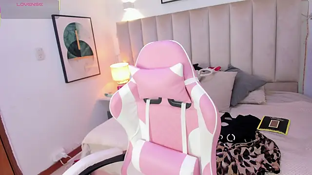 Clhoe Johnson online show from October 16, 2025, 12:02 pm