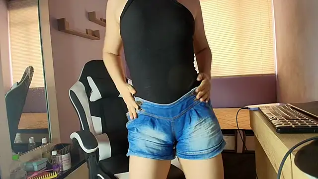 luna desiree online show from October 13, 2025, 1:45 pm