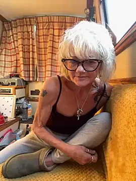 ladyboatlady online show from October 2, 2025, 7:12 am