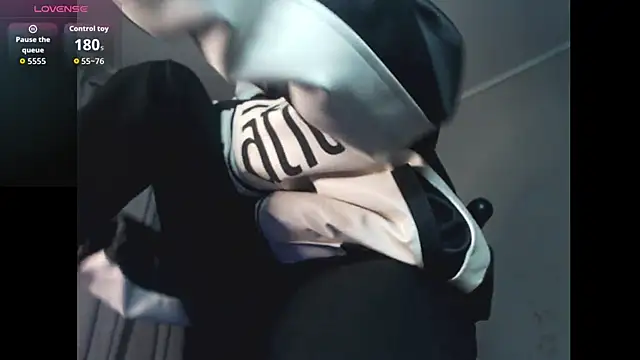 Snapshot of Ailenross_ chatting on October 10, 2025, 11:38 pm Ailenross online show from October 10, 2025, 11:38 pm