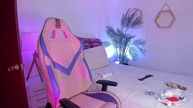 Hadid Jimenez  online show from April 10, 2026, 9:00 pm