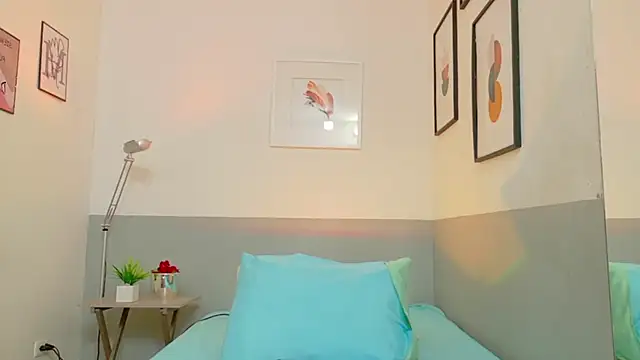 cutepetitee online show from October 16, 2025, 8:06 pm