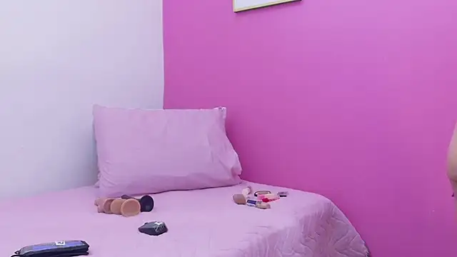 cutepetitee online show from November 3, 2025, 7:39 pm