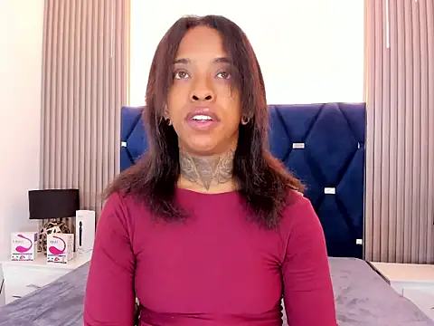 Snapshot of Pauline_Fox chatting on October 31, 2025, 12:51 am Pauline Fox online show from October 31, 2025, 12:51 am