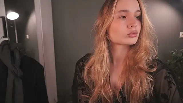 lisa schiele online show from November 17, 2025, 8:02 pm