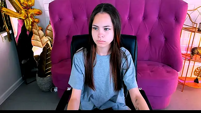 Snapshot of UliaNeer chatting on October 14, 2025, 5:08 am UliaNeer online show from October 14, 2025, 5:08 am