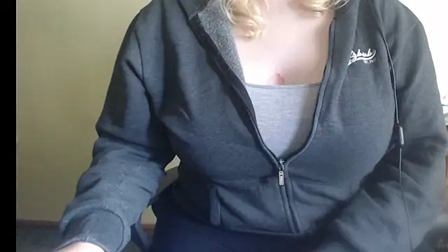 Snapshot of LunoviaXL chatting on November 1, 2025, 1:05 pm LunoviaXL online show from November 1, 2025, 1:05 pm