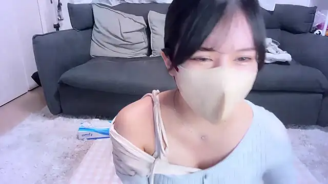 moemilk online show from November 8, 2025, 1:47 pm