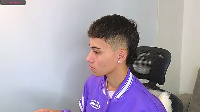 Snapshot of yulian_vasquez chatting on October 2, 2025, 12:08 pm yulian vasquez online show from October 2, 2025, 12:08 pm