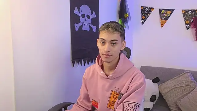 Snapshot of yulian_vasquez chatting on October 18, 2025, 12:18 pm yulian vasquez online show from October 18, 2025, 12:18 pm