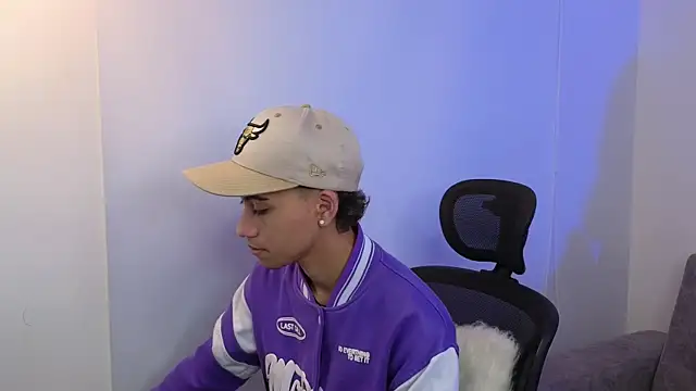 Snapshot of yulian_vasquez chatting on October 4, 2025, 12:17 pm yulian vasquez online show from October 4, 2025, 12:17 pm