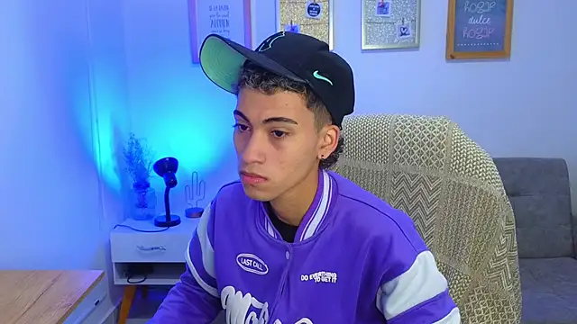 yulian vasquez online show from December 2, 2025, 12:29 pm