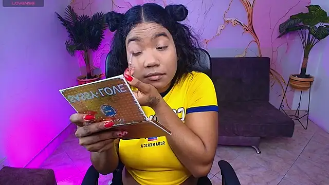 sharlottxl online show from March 24, 2026, 3:39 am