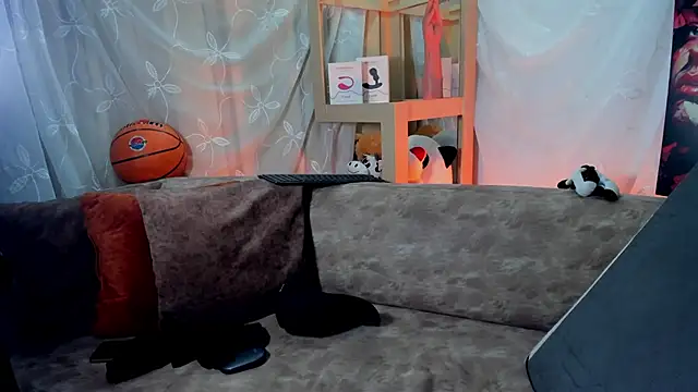 LoganTwink18 online show from April 8, 2026, 2:29 pm