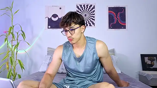 Snapshot of LatinReall chatting on September 21, 2025, 7:19 pm LatinReall online show from September 21, 2025, 7:19 pm